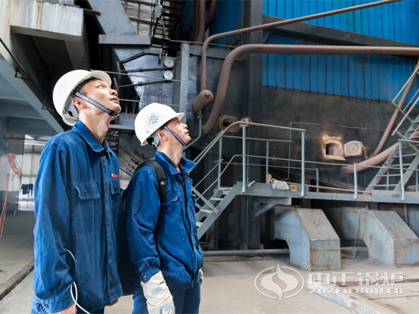 中正鍋爐服務人員在葫蘆島市龍港區(qū)政府供暖鍋爐房